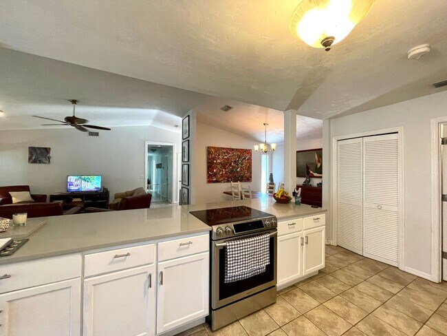 Building Photo - LEASE TERMS NEGOTIABLE Beautifully remodel...