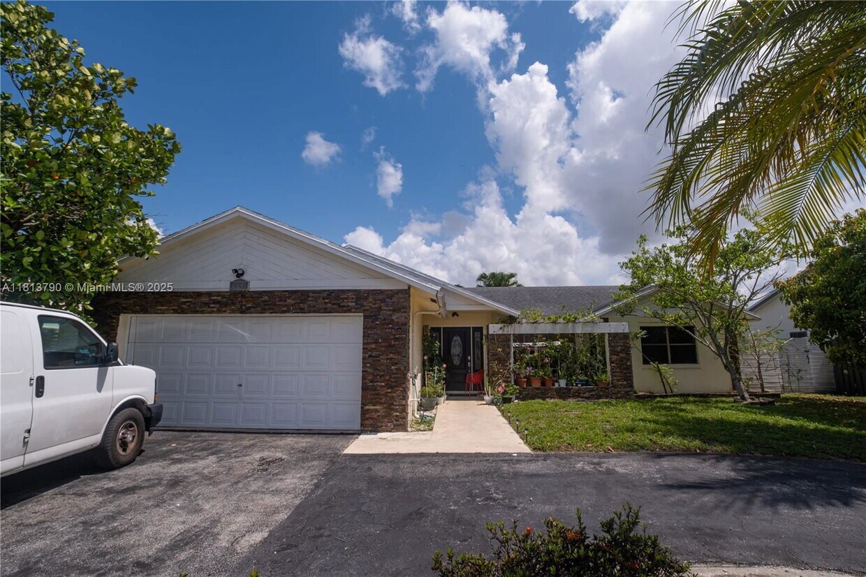 Foto principal - 8521 NW 53rd St