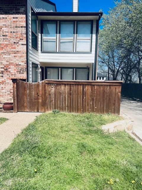 Primary Photo - 714 E Wall St
