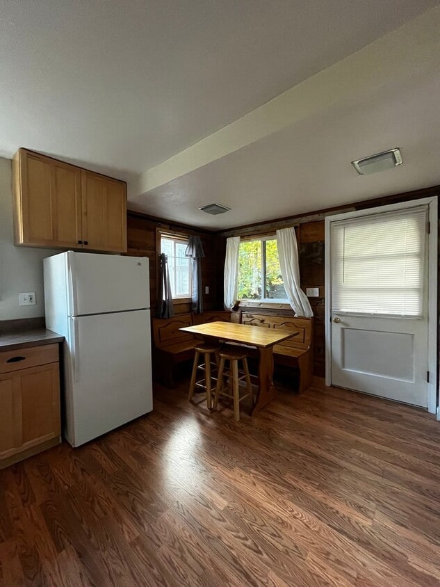Building Photo - 2 bedroom 1 bath house with 1 car garage l...