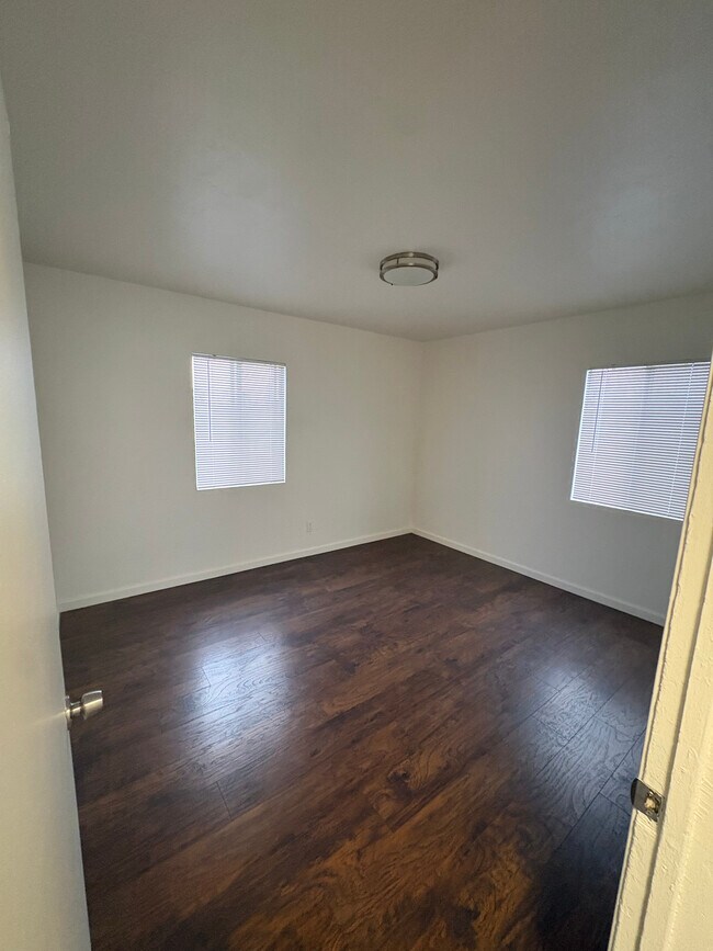Foto del edificio - 331 E 5th St