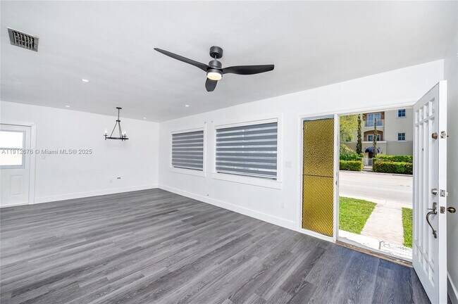 Foto del edificio - 1706 S Le Jeune Rd