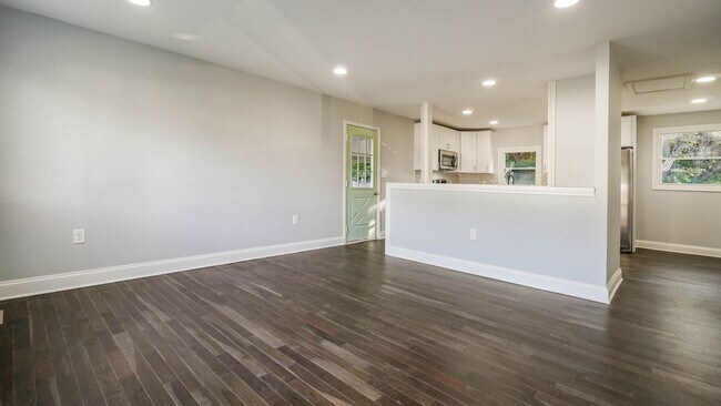 Building Photo - Stunning 4 Bedroom Single Family Home Laurel!