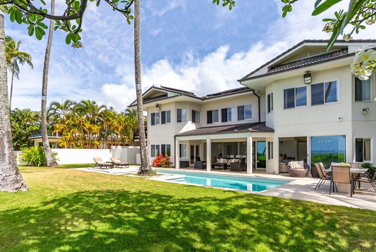 Primary Photo - Paradise Beach Estate: Beachfront 6BR w/ P...