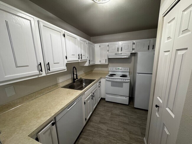 Foto del edificio - Charming Updated 2-Bed, 2.5-Bath Condo in Bremerton