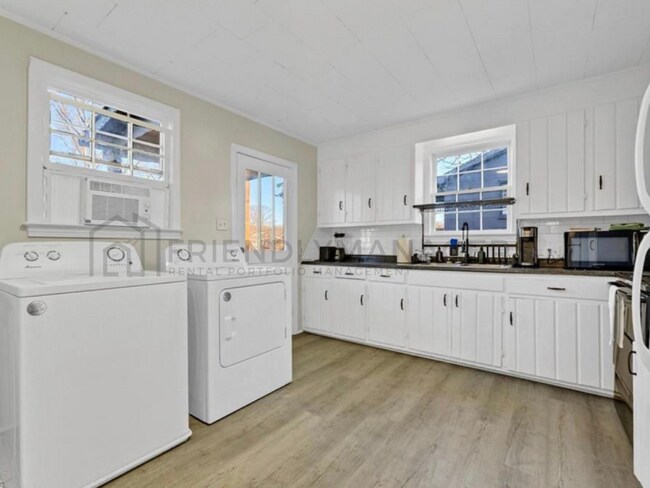 Building Photo - Updated 2 Bed 1 Bath Winston-Salem Rental ...