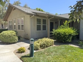 Building Photo - 1330 Forbes Dr