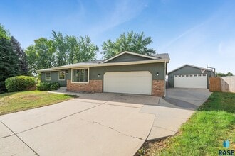 Building Photo - 2412 S Sheffield Cir