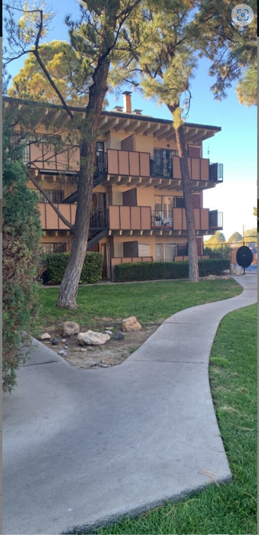 Building Photo - Beautiful 1 Bedroom Condominium!