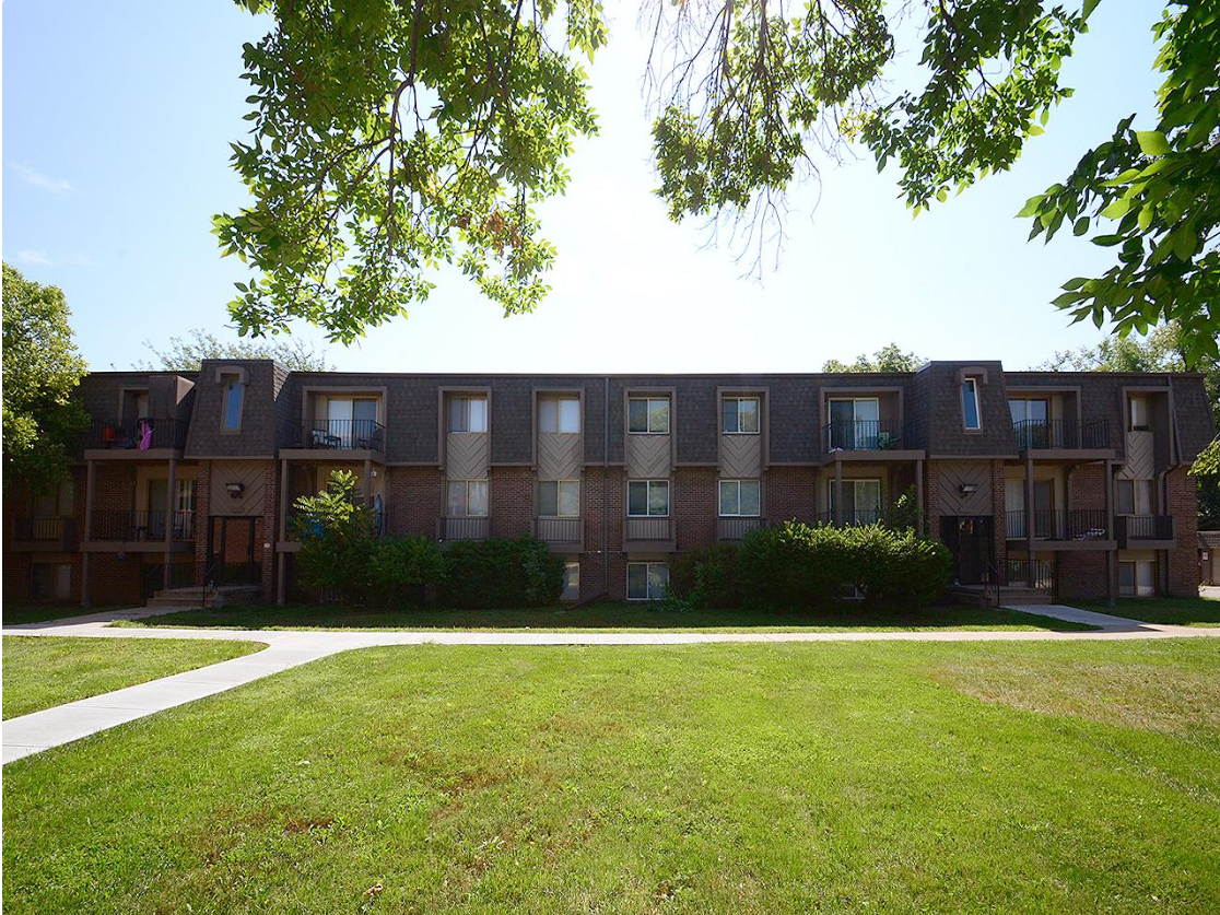 Foto del edificio - 2333-2339 Benson Gardens Blvd