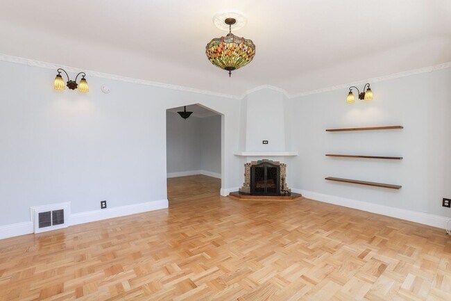 Foto del edificio - 3 Bed / 2 Bath Cayuga Terrace single family home with garage parking and private backyard. YouTub...