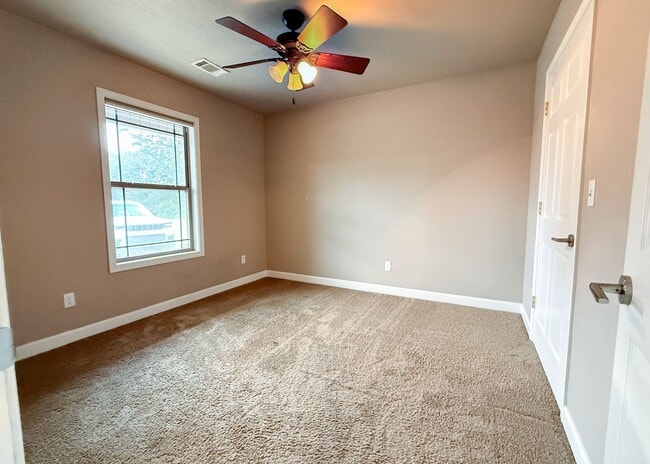 Building Photo - Commutable 2/1 Apartment • Water Included • Batesville