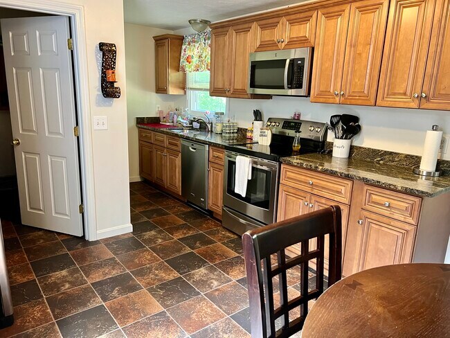 Building Photo - 8 Woodcrest Ln