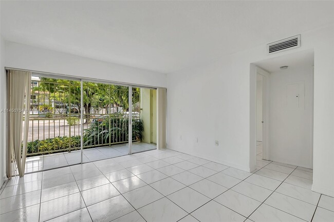Foto del edificio - 520 NE 38th St