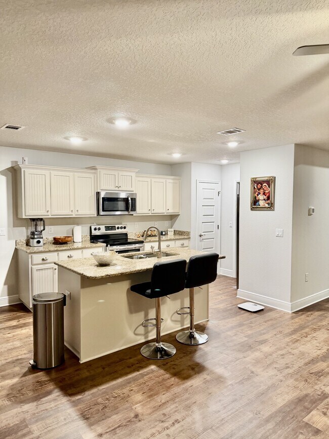 Foto del edificio - 211 Baycliff Dr