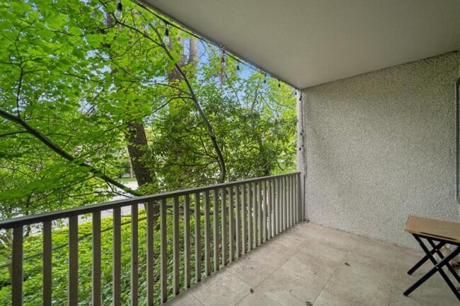 Building Photo - 2 bedroom in Bellevue WA 98004