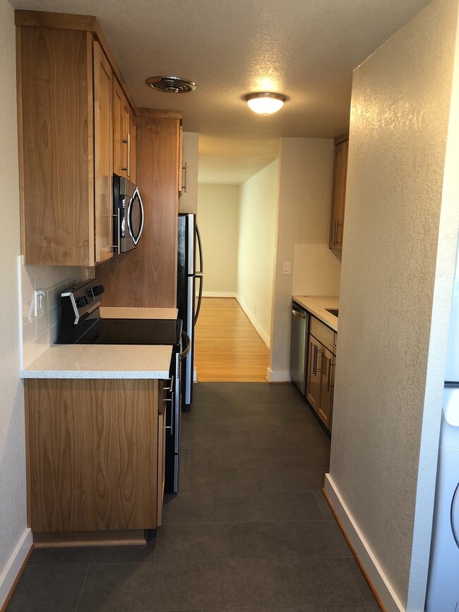 Foto del edificio - Clinton Abernathy Gorgeous Remodel 1br Har...