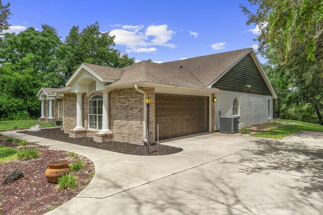 Building Photo - 2120 Lakebreeze Way