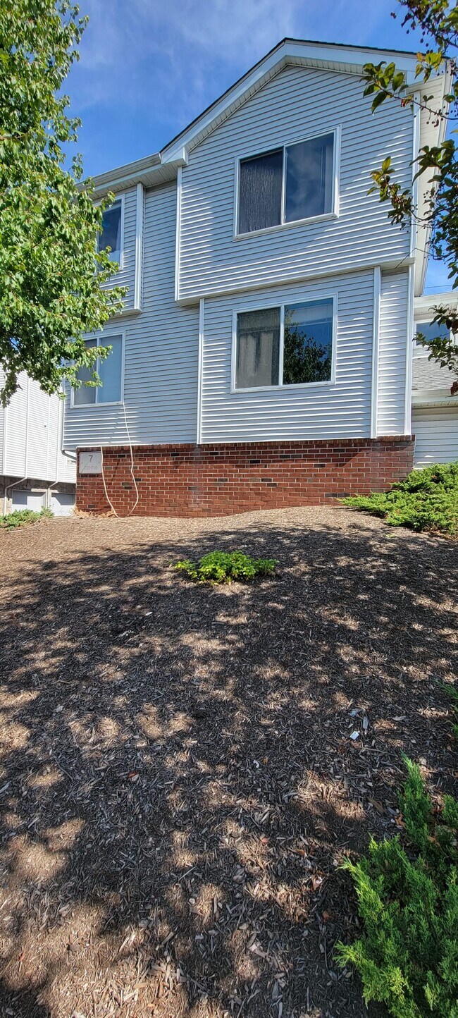 Building Photo - 702 Jesse Way