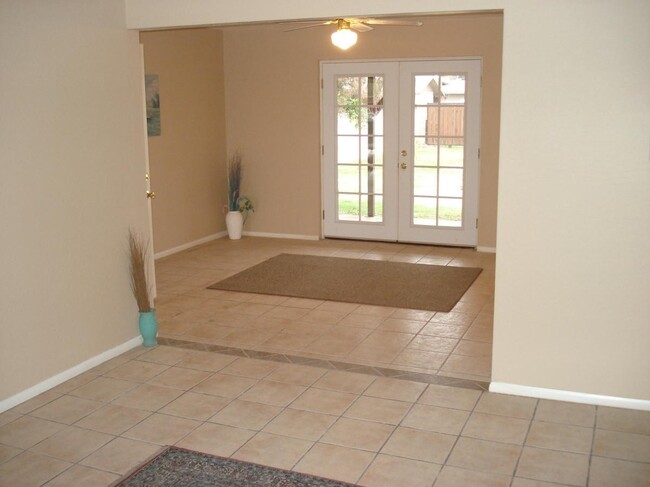 Building Photo - LARGE REMODELED 3BR/2BA HOUSE W/GRANITE CO...