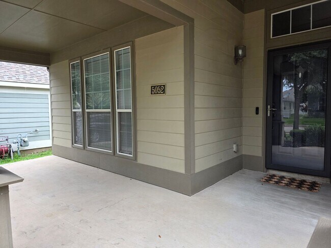 Building Photo - Heritage Craftsman Rental!