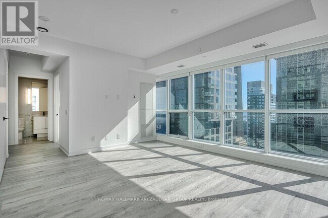 Building Photo - 327 King St W
