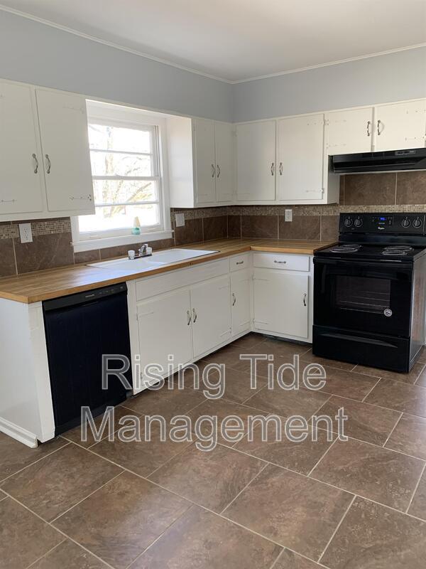 Building Photo - 928 5 Mile Rd