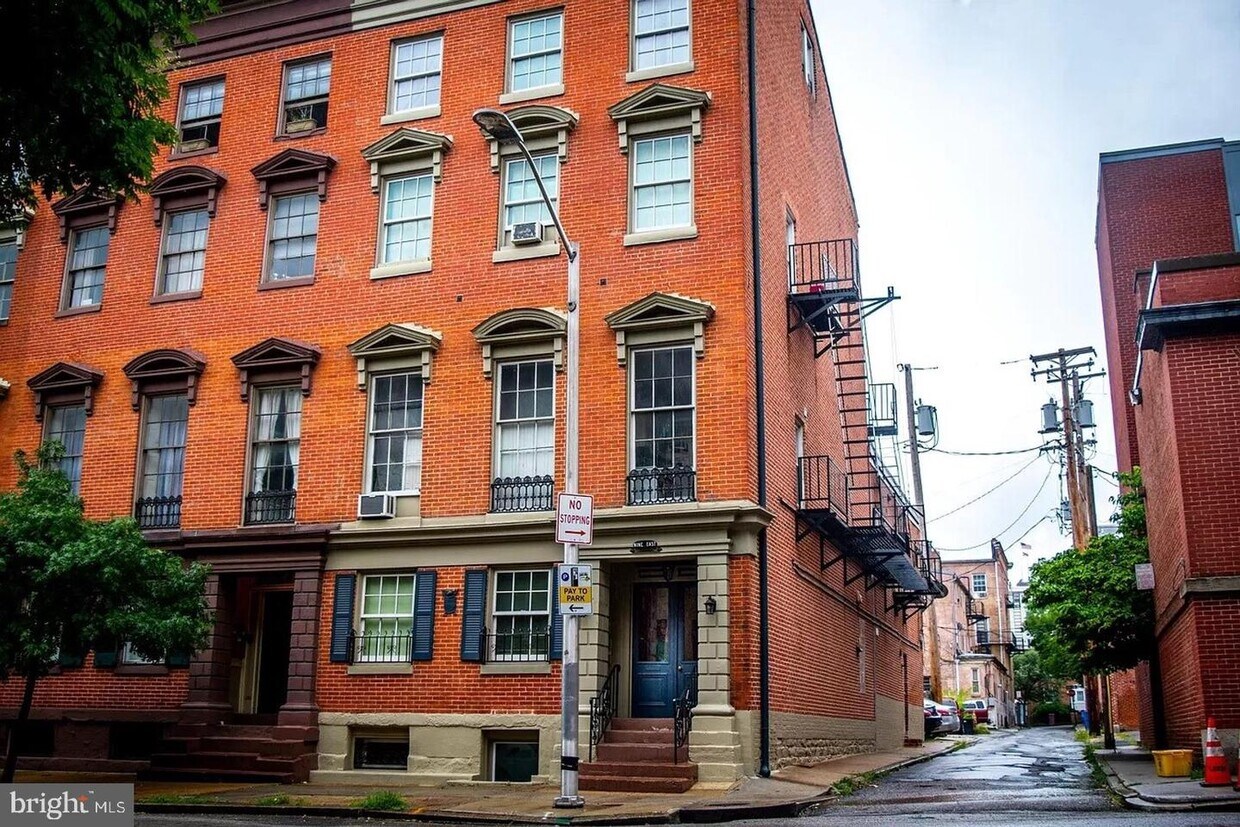 Building Photo - 9 E Read St