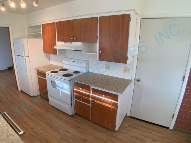Building Photo - FREE RENT! 3 Bd / 2 Bth - 2 Kitchens - Fen...