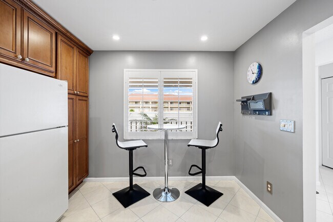 Building Photo - 6900 Dennis Cir
