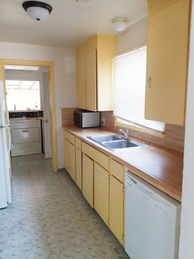 Building Photo - Spacious 4 bed home with fenced yard at 20...
