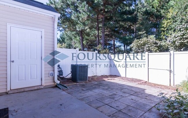 Building Photo - Townhome | Fenced-In Patio | Ceiling Fans|...
