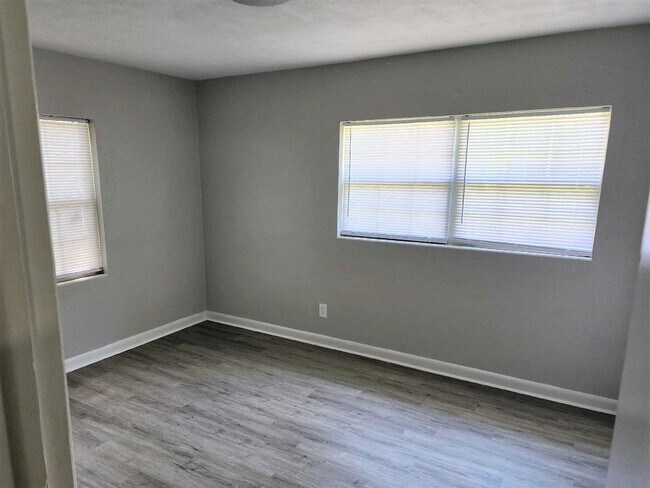 Foto del edificio - 3015 Lansdell Dr