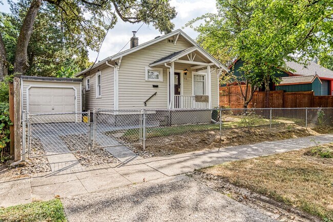 Foto del edificio - Charming Sellwood Cottage w/ Garage & Fenc...