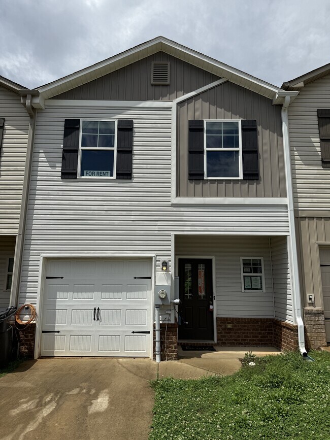 Foto del edificio - 640 The Heights Ln