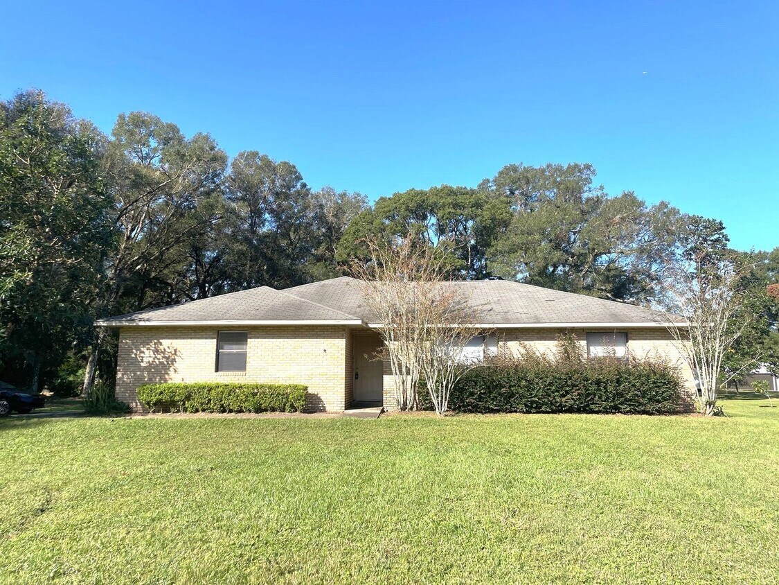 Foto principal - 3 Bedroom 2 Bathroom Brick Home w/ 2-Car G...
