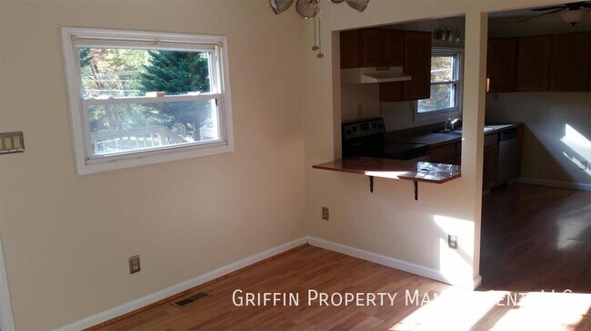 Foto del edificio - 8402 Sleepy Hollow Rd