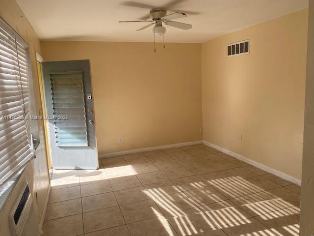 Foto del edificio - 1990 NE 168th St