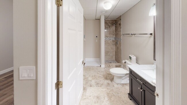 Building Photo - University Towers- 3 bedroom/ 2 bath Apart...
