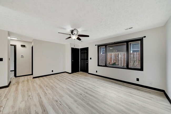 Building Photo - 5707 Ballard Ave