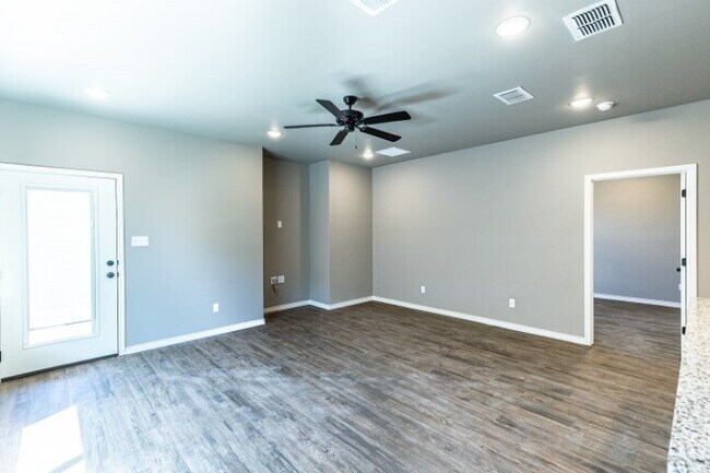 Foto del edificio - $500 Off First month's Rent - Modern Country Living Only Minutes From Lubbock Metro