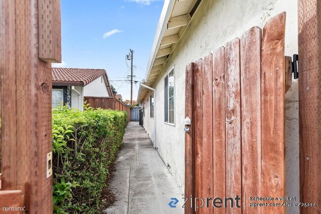Foto del edificio - Studio, 1 bath 4plex - 1935 Kinross Way, S...