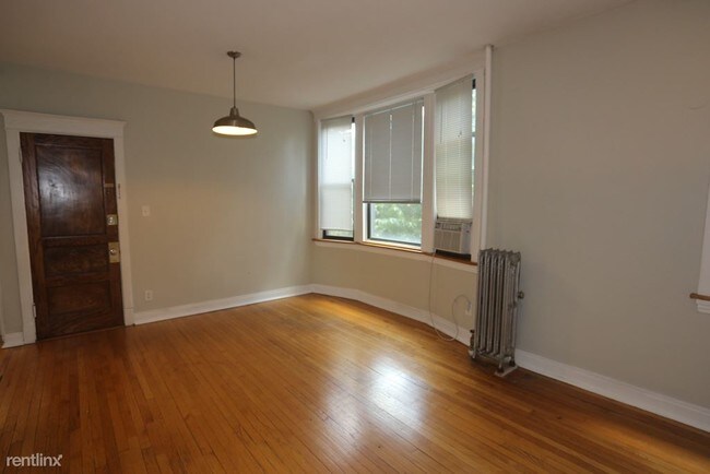 Building Photo - 810 W Newport Ave