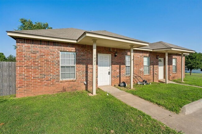 Foto del edificio - 1021 Shady Creek Cir