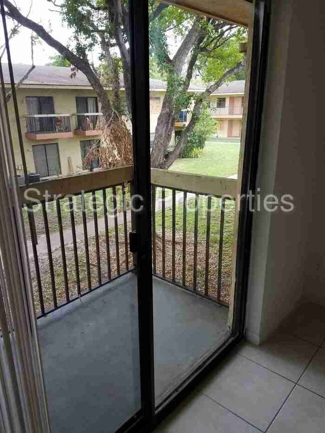 Building Photo - 4173 Lakeside Dr