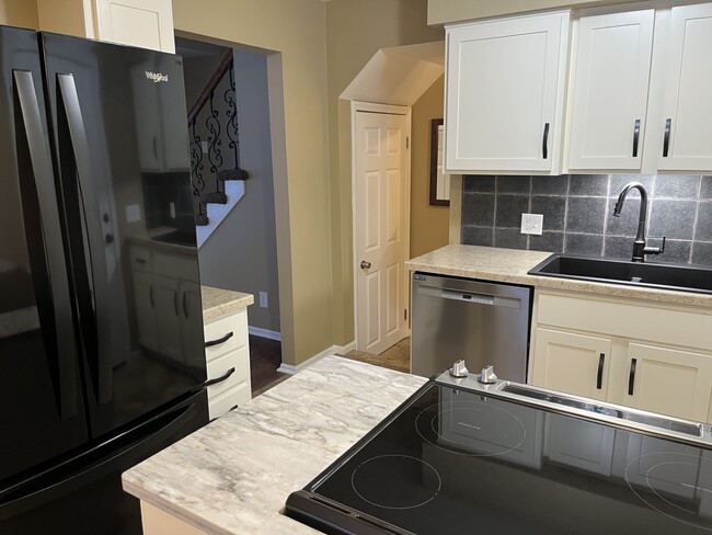 Building Photo - 800 N Main St