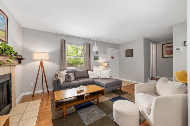 Foto del edificio - 5616 Emerald Forest Dr