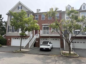 Building Photo - 4 Swan Ct
