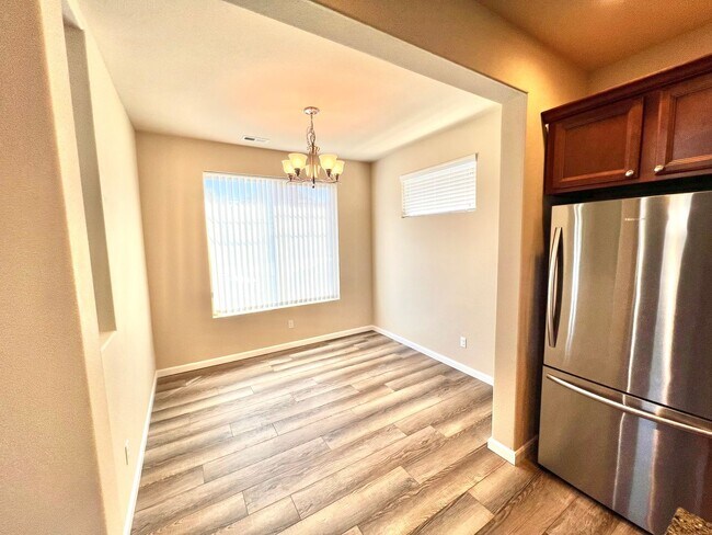 Foto del edificio - LIKE NEW Truly a MUST SEE! Move-in Ready