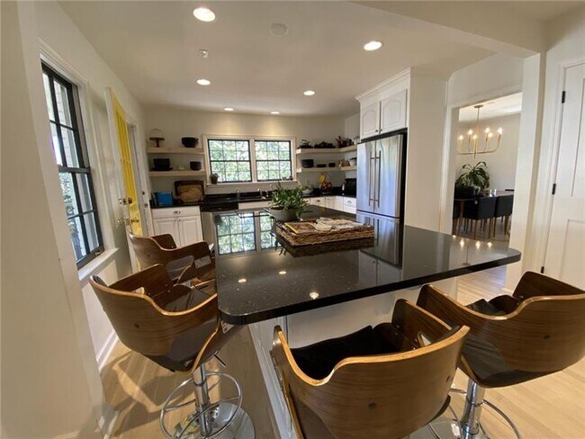 Foto del edificio - 143 Pinecrest Ave